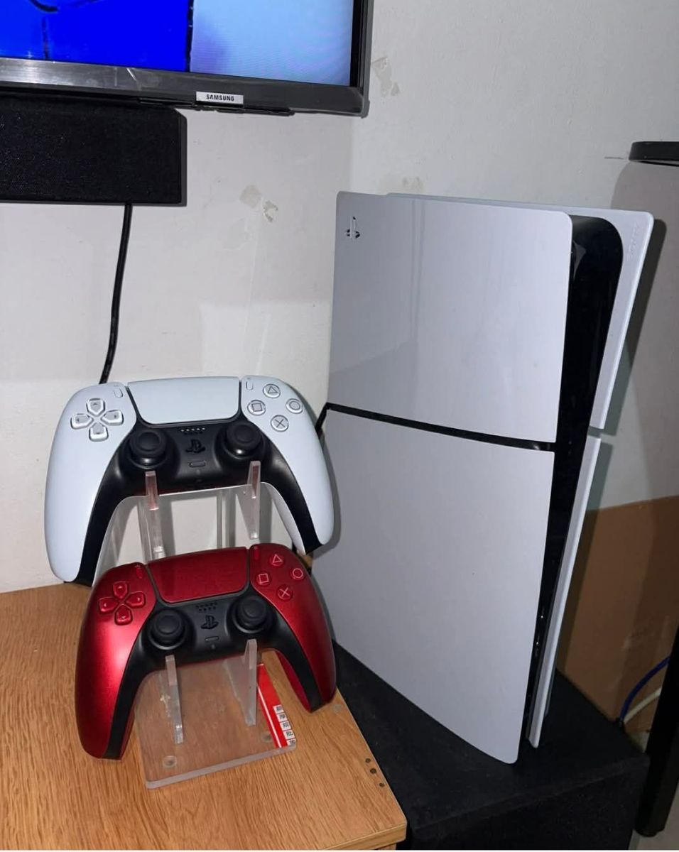 Ps5 slim  Avc 2 manetes