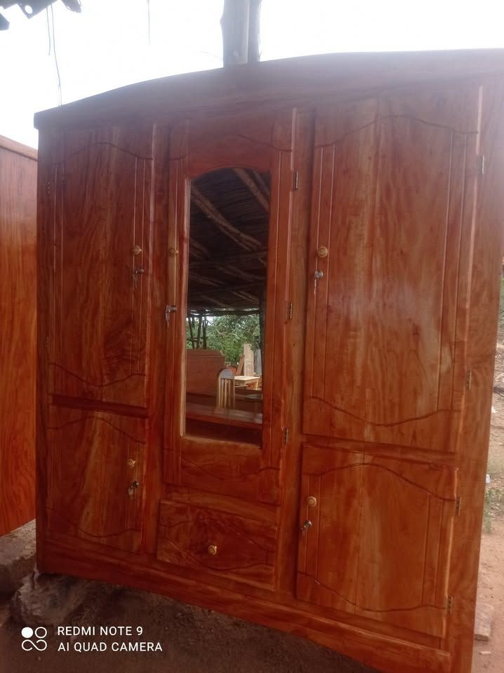 Armoire trois battant disponible