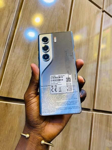 Camon 40 pro ( vendu avec garantie )
