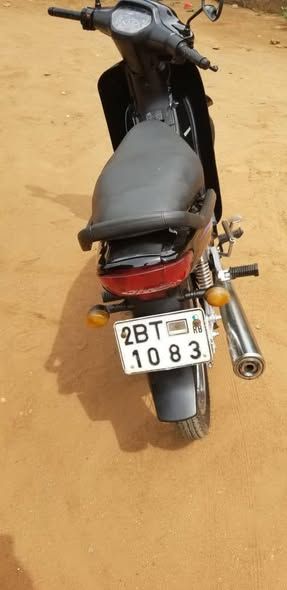 Pas trop de questions.viens devant la moto